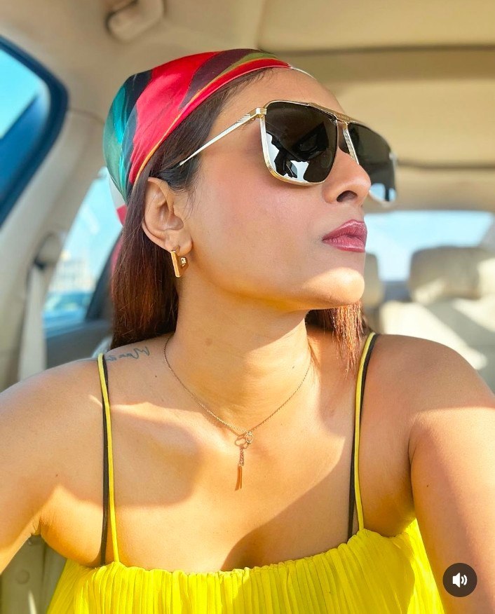 Supermodel Satarupa Pyne aka Nefertiti Hot Cleavage Show on Tango Live