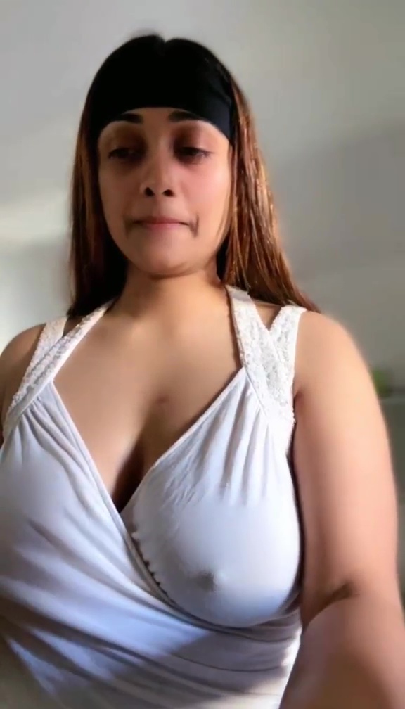 Supermodel Satarupa Pyne aka Nefertiti Hot Cleavage Show on Tango Live