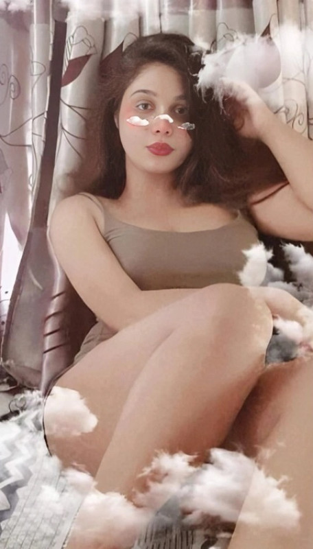 Extremely Beautiful Sexy Girl Showing her Boobs