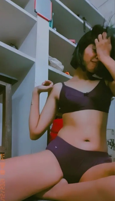 🥵Beautiful Desi GF Total 5 VIDEO'S Showing Playing with her Boobs & ASS🍑Spread Twrking with Full Face💦!! Don't Miss🥵🔥